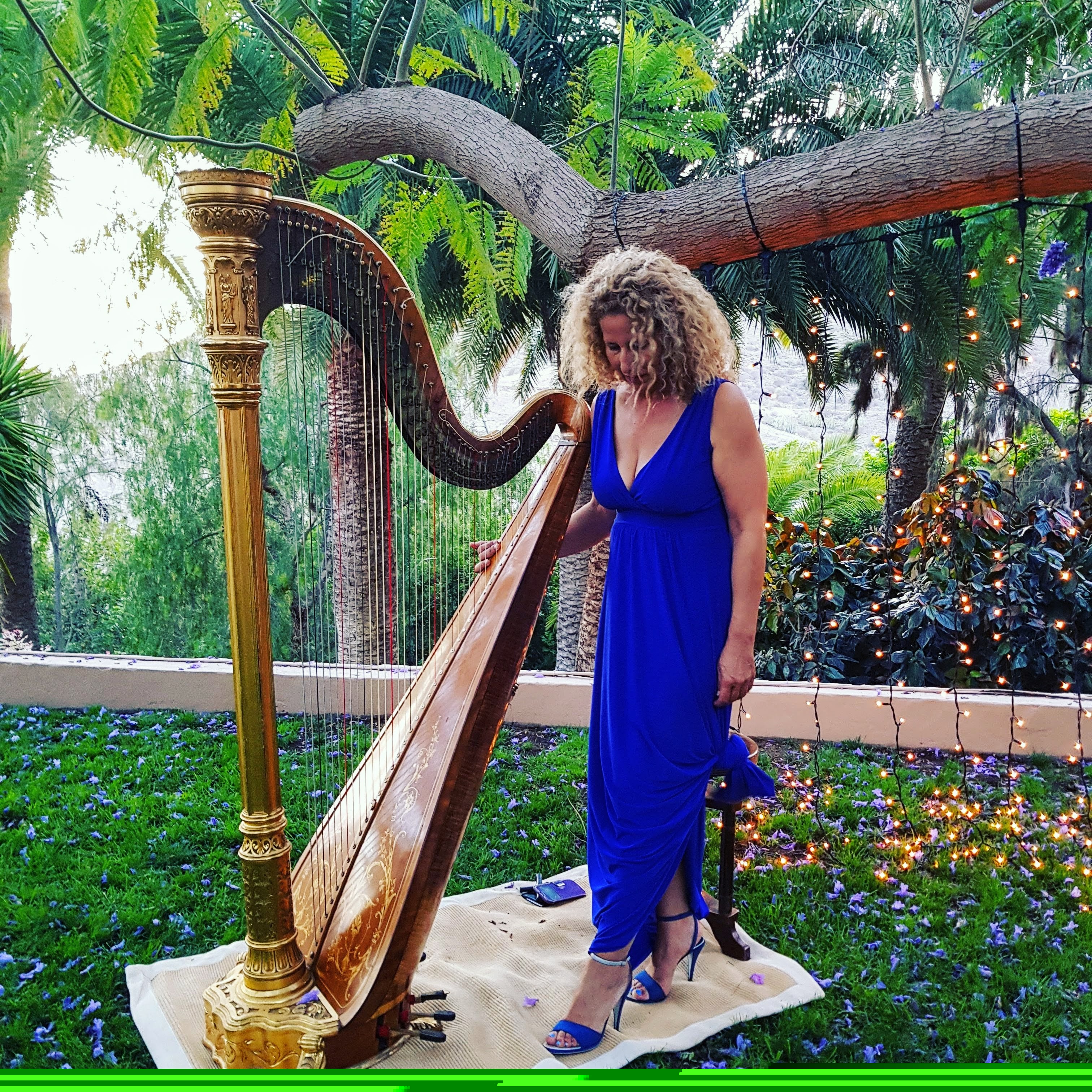 Maribel Martín tocando el arpa en un evento